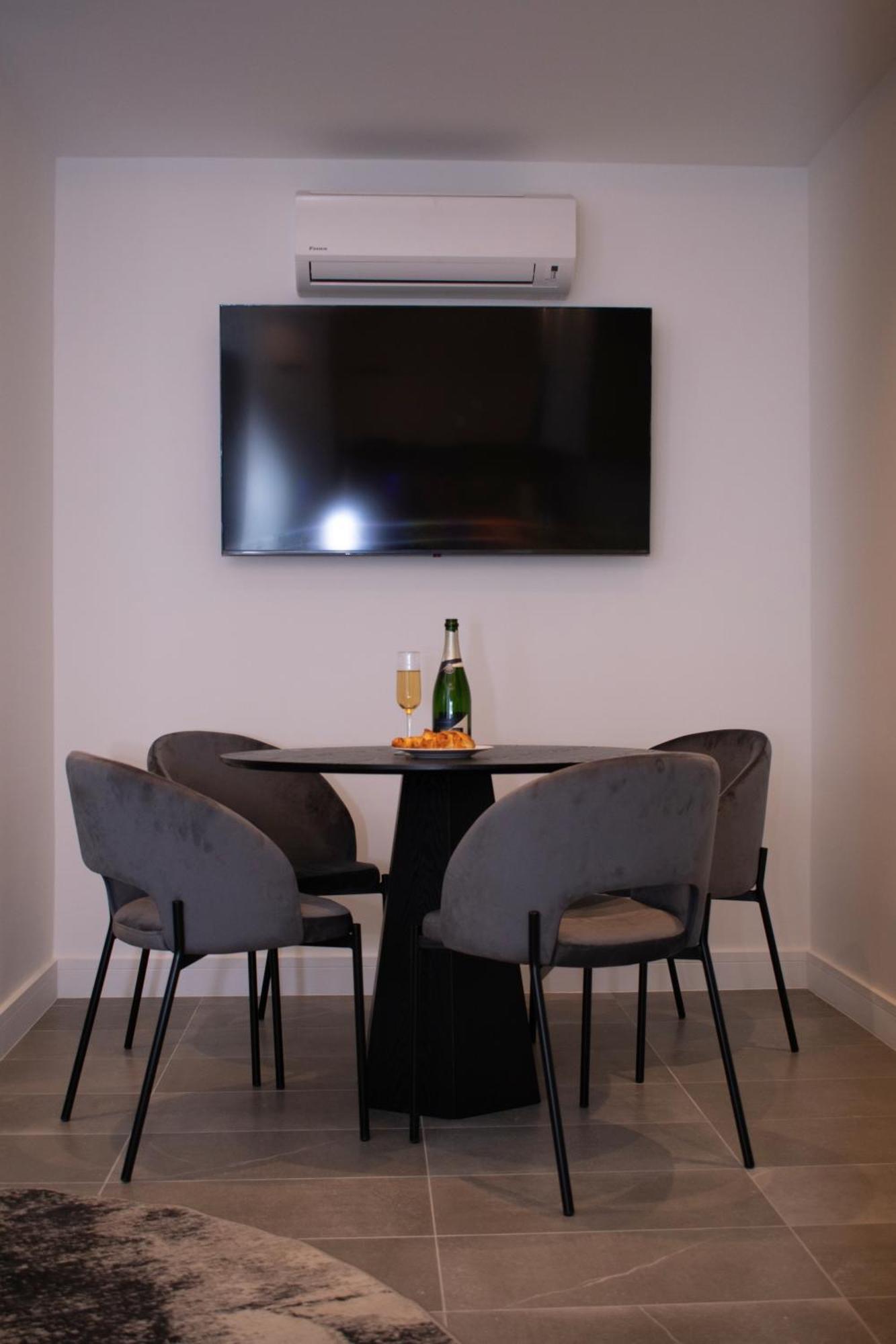Apartmán Luxury Cozy 2 Bdr Downtown Apt.1 *